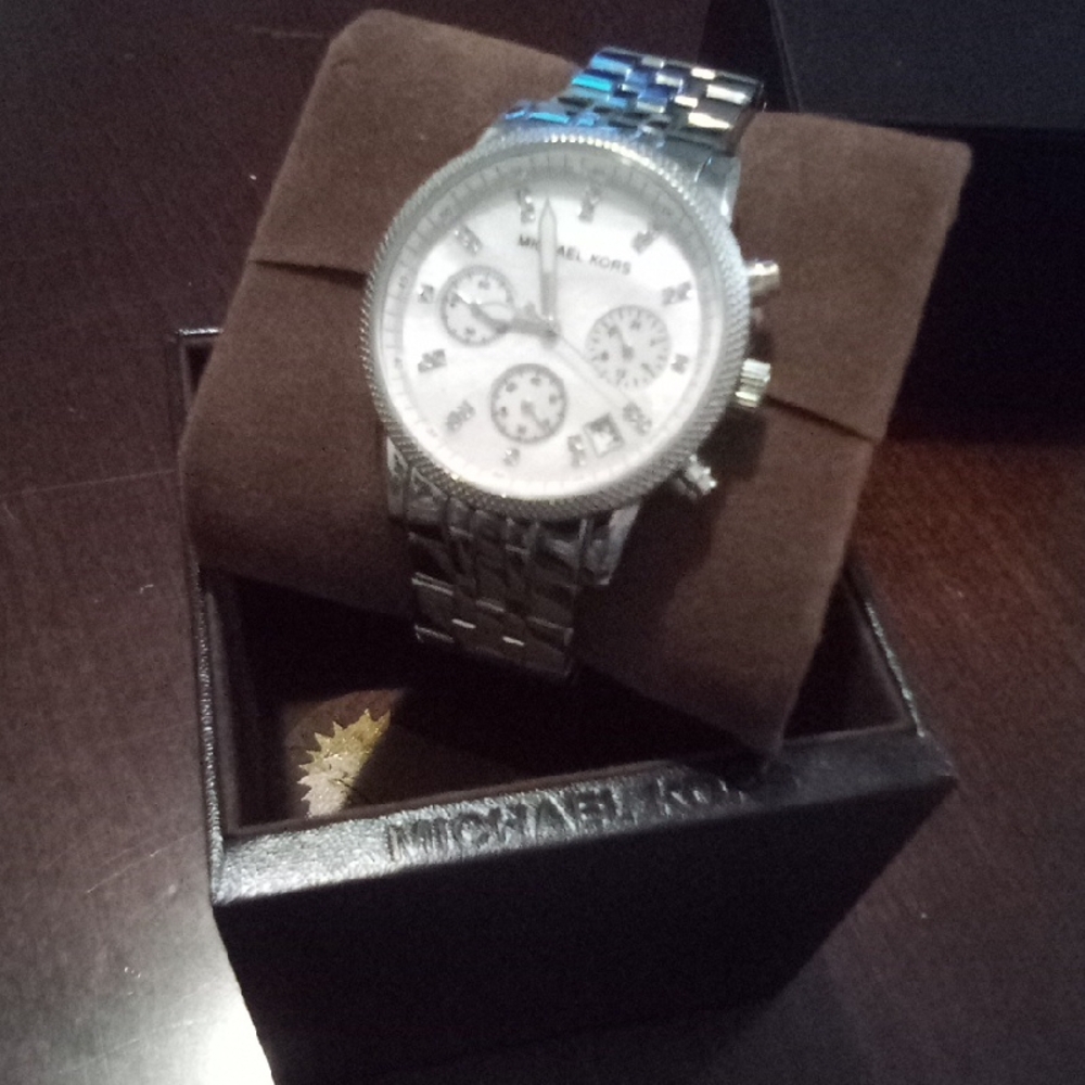 Michael Kors Chronograph Silver Watch Need Batteries
